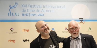 En el primero de los documentales, Víctor Matellano une ficción y realidad para adentrarse en la fascinación que producen los dinosaurios. Por un lado, acercando al público al rodaje de la mítica ‘El valle de Gwan – gi’, producida por Ray Harryhausen y rodada en nuestro país, entre Cuenca y Almería, una inusual propuesta de vaqueros contra dinosaurios en el oeste americano en la que participa el genio de los efectos especiales Colin Arthur. Y, por otro, un hecho real, la especie única Concavenator, encontrado muy cerca del lugar de rodaje de aquella película. Un proyecto sobre la dinomanía, que tiene como hilo conductor el trabajo de unas investigadoras, y en el que han participado Colin Arthur, técnico de efectos especiales colaborador de Harryhausen, y José Luis Sanz, uno de los paleontólogos que descubrió Concavenator.