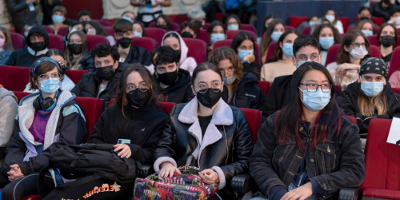 El director vitoriano recuerda con alumnado de imagen y sonido y de la Escuela de Artes sus inicios en el mundo del cine y el paso de lo amateur a lo profesional