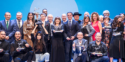 2.000 cortos de 5 continentes. 32 finalistas, 3 de ellos almerienses. Esta noche las luces del 21º Festival Internacional de Cine de Almería, han iluminado el origen de FICAL, el certamen ‘Almería en Corto’, y lo han hecho con el glamour que se merecen estas historias breves, pero intensas y llenas de talento, el primer escalón de los grandes cineastas, como lo es también la actriz Loles León, que ha recibido el cariño de los almerienses y el Premio Especial de Series, en una gala celebrada con glamour y emoción en el Teatro Cervantes con la firme apuesta de la Diputación de Almería por este formato.